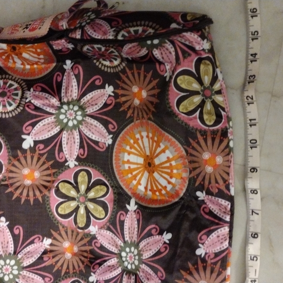 Beautiful folding tote . - Picture 7 of 11